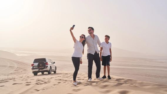 Doha: Dia em Família no Deserto e na Praia - Dunas, Passeio de Camelo, Almoço Churrasco e Banho de Mar em Sealine (Sem Ingressos)