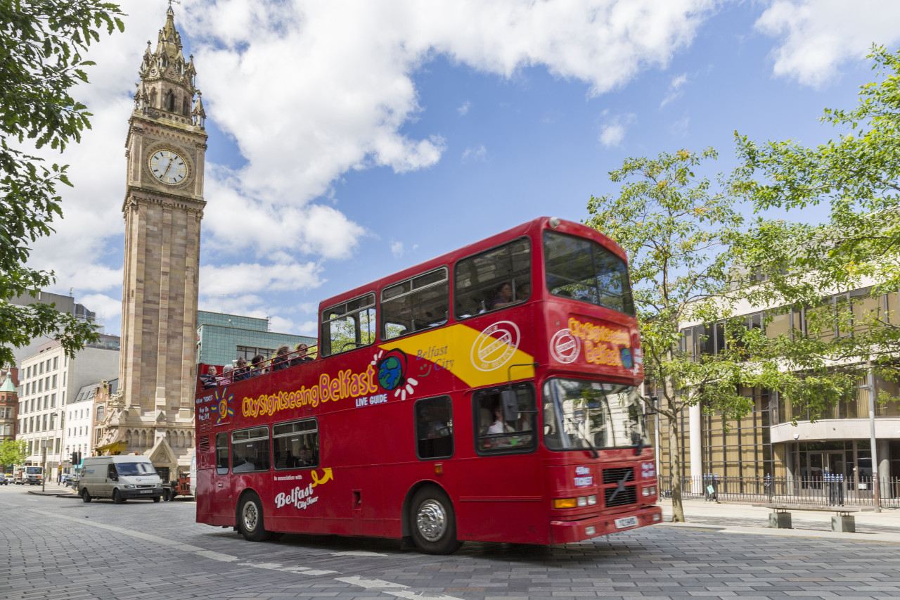Großbritannien Belfast Hop-on-Hop-off-Bus Tour im offenen Doppeldecker-Sightseeing-Bus