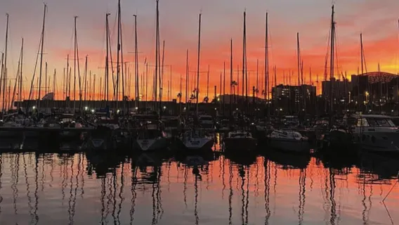 Barcelona: 2-Hr Sunset Sailing Trip with Drinks & Snacks