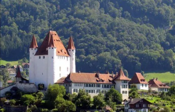 伯爾尼啟程：城堡・湖鎮・教堂串聯，菲爾斯特山巔攬勝