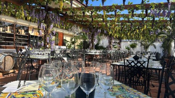 Makan tengah hari di beranda dan Merasa Wain