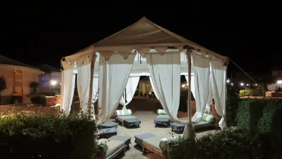 Tenda di lusso, cena, colazione, giro in cammello nel deserto