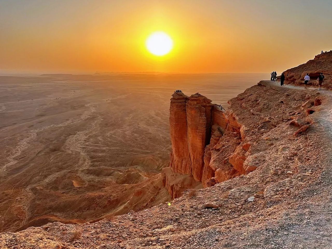 Excursión de un día al Borde del mundo en Riad con conductor chino y puesta de sol | Opción para visitar la antigua ciudad de Diriyah
