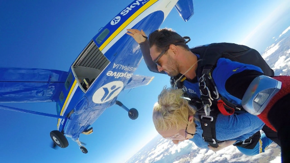 Melbourne skydiving with optional city transfers to Great Ocean Road/Yarra Valley/St Kilda|Professional coaches and equipment|Free skydiving certificate