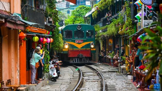 Tour de medio día por la mañana en Hanói: Aldea de incienso Quang Phu Cau, Calle del Tren y almuerzo local