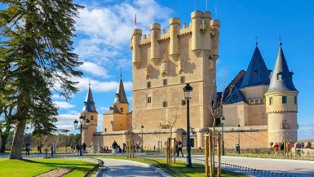 Royal Site of San Lorenzo de El Escorial + Catedral de Segovia + Castle + Aqueduct Day Tour