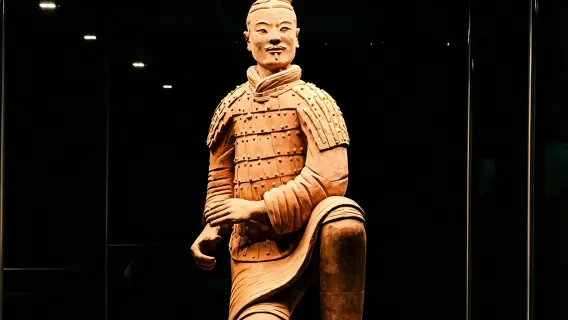 tour di un giorno al Mausoleo dell'Imperatore Qin Shi Huang (Museo dei guerrieri e dei cavalli di terracotta di Qin) e al Palazzo Huaqing con guida in cinese/inglese