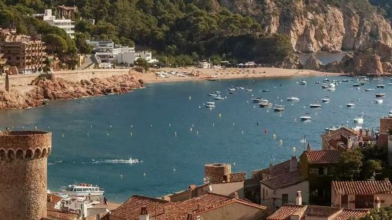Visita turística por Barcelona: Paseo de Barcelona Puerto Viejo - Port Vell + Paseo Marítimo + Mercado de La Boquería [incluye crucero]