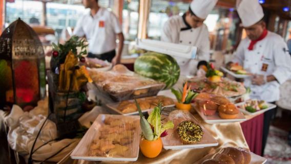 From Fujairah Private Tour: Dubai by Night with Cruise & Fountains