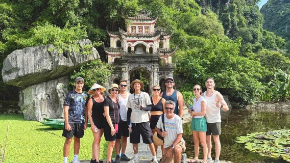 Depuis Hanoï : Excursion à la journée aux incontournables de Ninh Binh avec déjeuner gastronomique en petit groupe