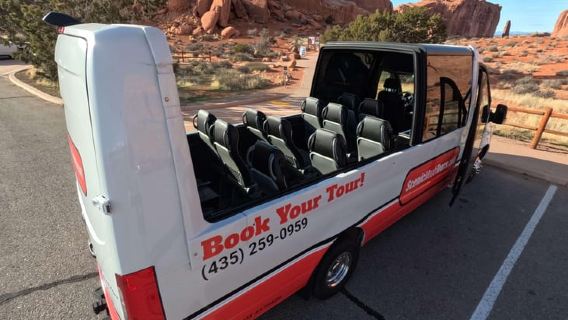 Dari Moab: Tur Pemandangan Taman Nasional Arches dengan Pendakian Singkat