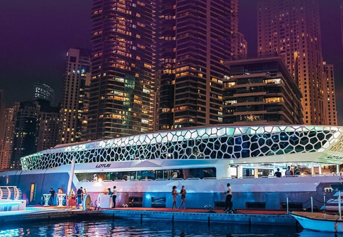 Crociera con cena @ Mega Yacht Marina in condivisione (bevande analcoliche opzionali o alcolici illimitati)