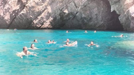 Capri: Scenic Boat Tour with Swimming, Limoncello & Snack