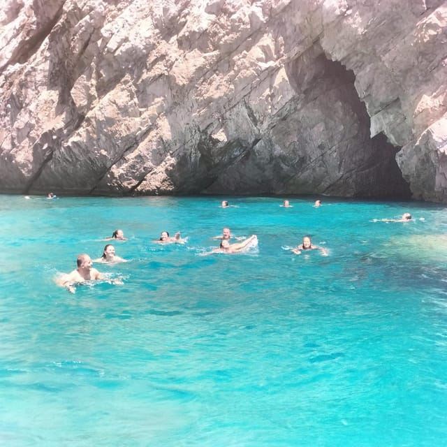 Capri: giro panoramico in barca con nuoto, limoncello e spuntino