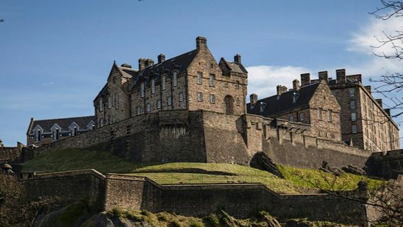 Edinburgh: Royal Mile Guided Walking Tour + Edinburgh Castle Fast Track Entry