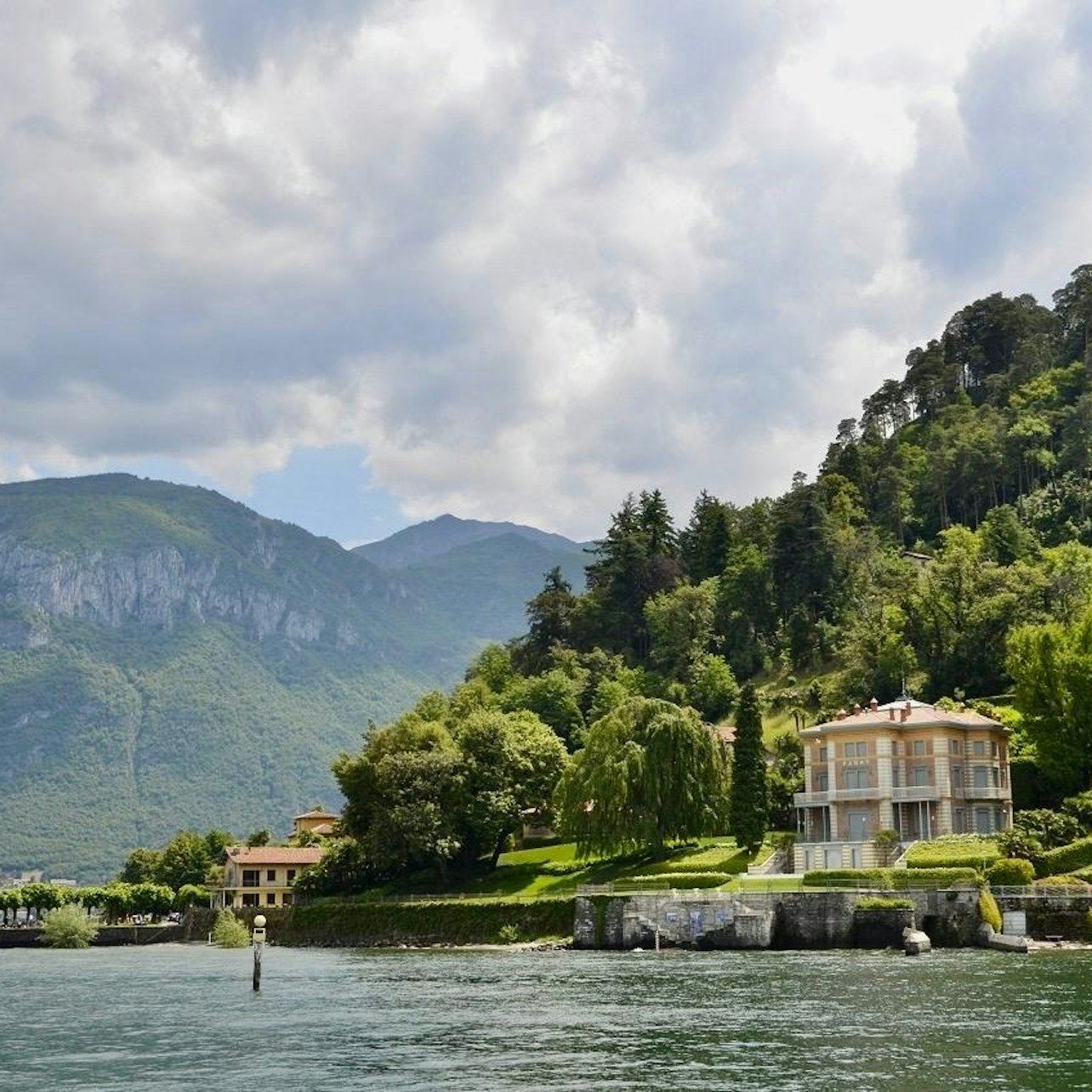 Bellano, Varenna, Bellagio e Como: tour guidato di un'intera giornata da Milano + corse in traghetto
