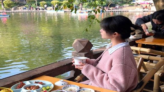 ฐานวิจัยการเพาะเลี้ยงหมีแพนด้ายักษ์เฉิงตู + ซอยกว้างและแคบ ทัวร์ 1 วัน [ทัวร์ส่วนตัว + รวมการแสดงงิ้วเสฉวน]