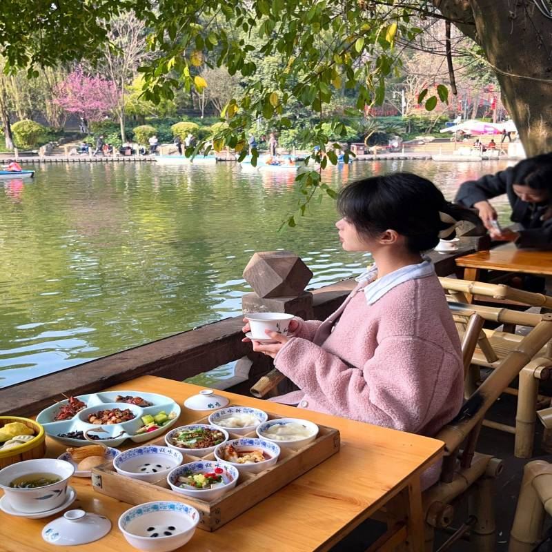 Chengdu Research Base of Giant Panda Breeding + Kuanzhai Alleys 1-day tour [private tour + includes Sichuan opera performance]