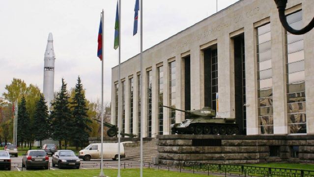 Triumphal Arch of Moscow + Victory Square + State Museum of the Defence of Moscow day tour