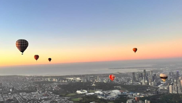 Hot air balloon ride over Melbourne, Australia [Enjoy a picturesque sunrise view from 2,000 feet above the city]