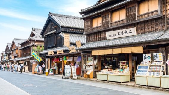 Day trip bus tour to Ise Jingu's outer and inner shrines in Mie Prefecture and free exploration of Okage Yokocho Ancient Street | Departing from Namba OCAT