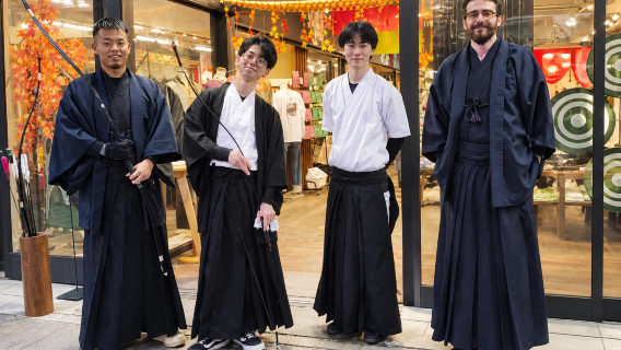 Experiencia nocturna de kyudo en Gion, Kioto | Instrucción a cargo de un entrenador del club de kyudo universitario · visita guiada con explicaciones culturales + práctica básica