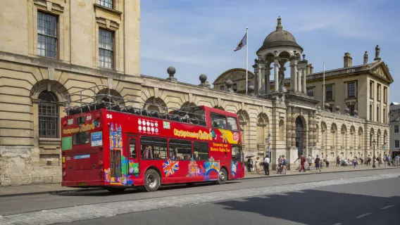 Ônibus turístico hop-on hop-off em Oxforde, Reino Unido