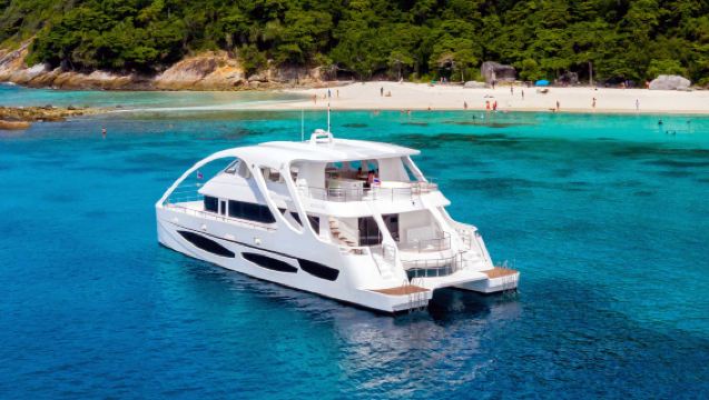 [Includes island transfer fee and pick-up/drop-off] Phuket Phi Phi Island + Maya Bay + Honeymoon Island Day Trip - Snorkeling [You can choose between a yacht, catamaran, or monohull speedboat. Please check the package name.]