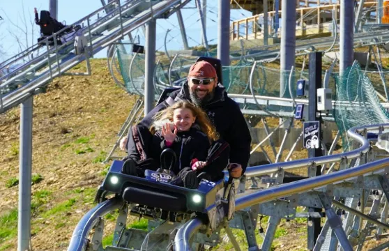 Skyland Ranch 的 Wild Stallion 山地過山車成人