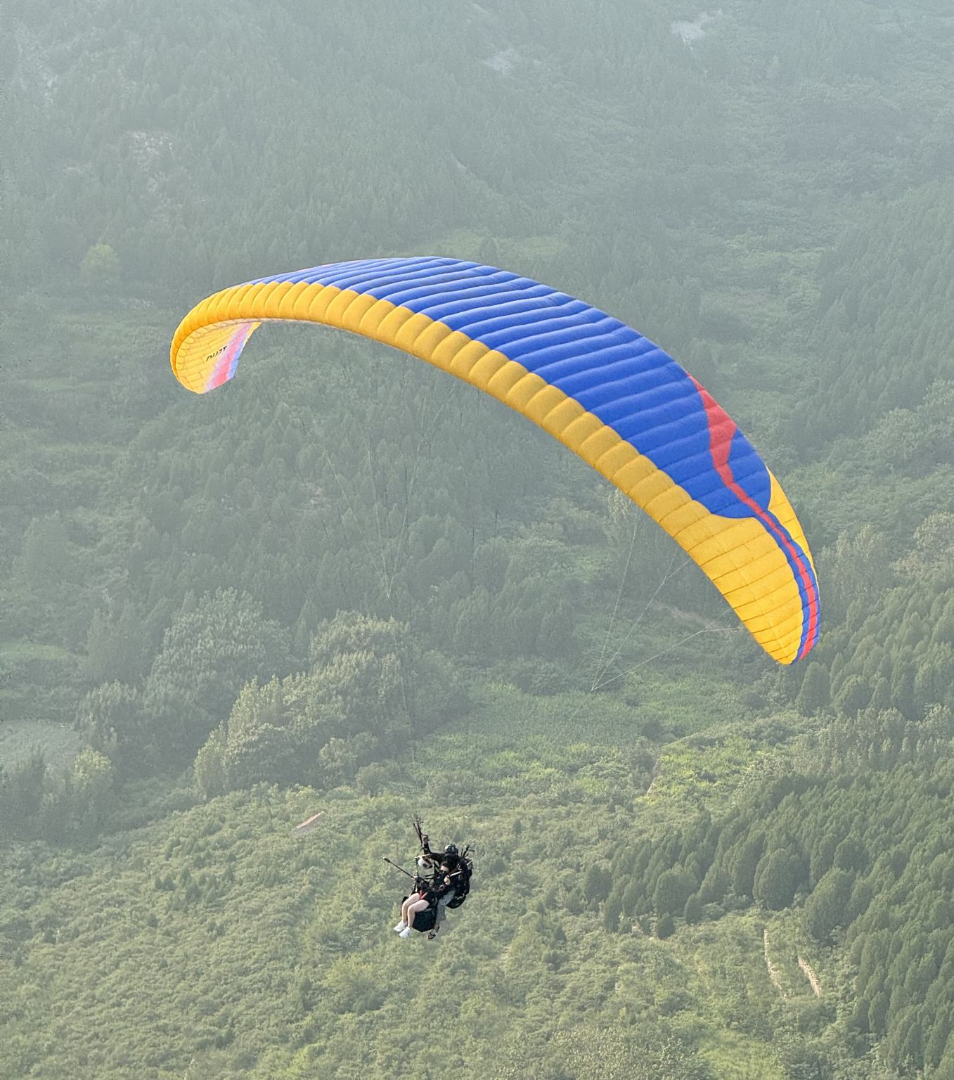 濟南777濟南滑翔傘飛行營地滑翔傘飛行體驗【教練一帶一/贈送360全景拍攝/飛躍峭壁 秋景絕佳】