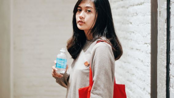 China Hainan Province's translator Guide, local guide, guide explanation , private charter Pick-up at the drop-off/photographer shooting/business escort/medical escort/travel guide/travel translation customization