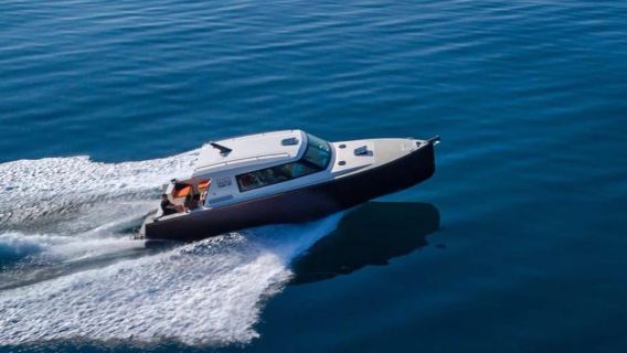 Desde Split: Cueva Azul y Hvar en barco de lujo