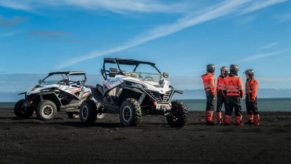 Tour giornaliero in quad sulla spiaggia nera della costa sud dell'Islanda e relitto del DC-3