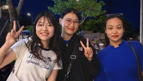 Tour nocturno del caballero Ao Dai de Da Nang: un guía del caballero Ao Dai lo llevará a visitar lugares ocultos y experimentar un viaje gourmet.