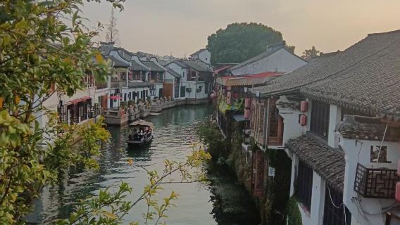 Halve dagtocht door de oude stad Zhujiajiao [Ontdek dit eeuwenoude waterdorp met zijn traditionele charme en levendige sfeer]