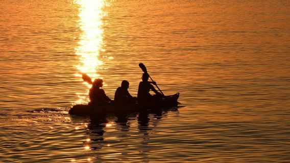 Excursión en kayak y atardecer en la playa de Ao Talland en Krabi con cena BBQ incluida