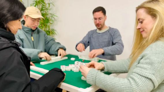 Chengdu Mahjong Experience: Professional guides accompany you during games, allowing you to appreciate the charm of Sichuan Mahjong, an intangible cultural heritage.