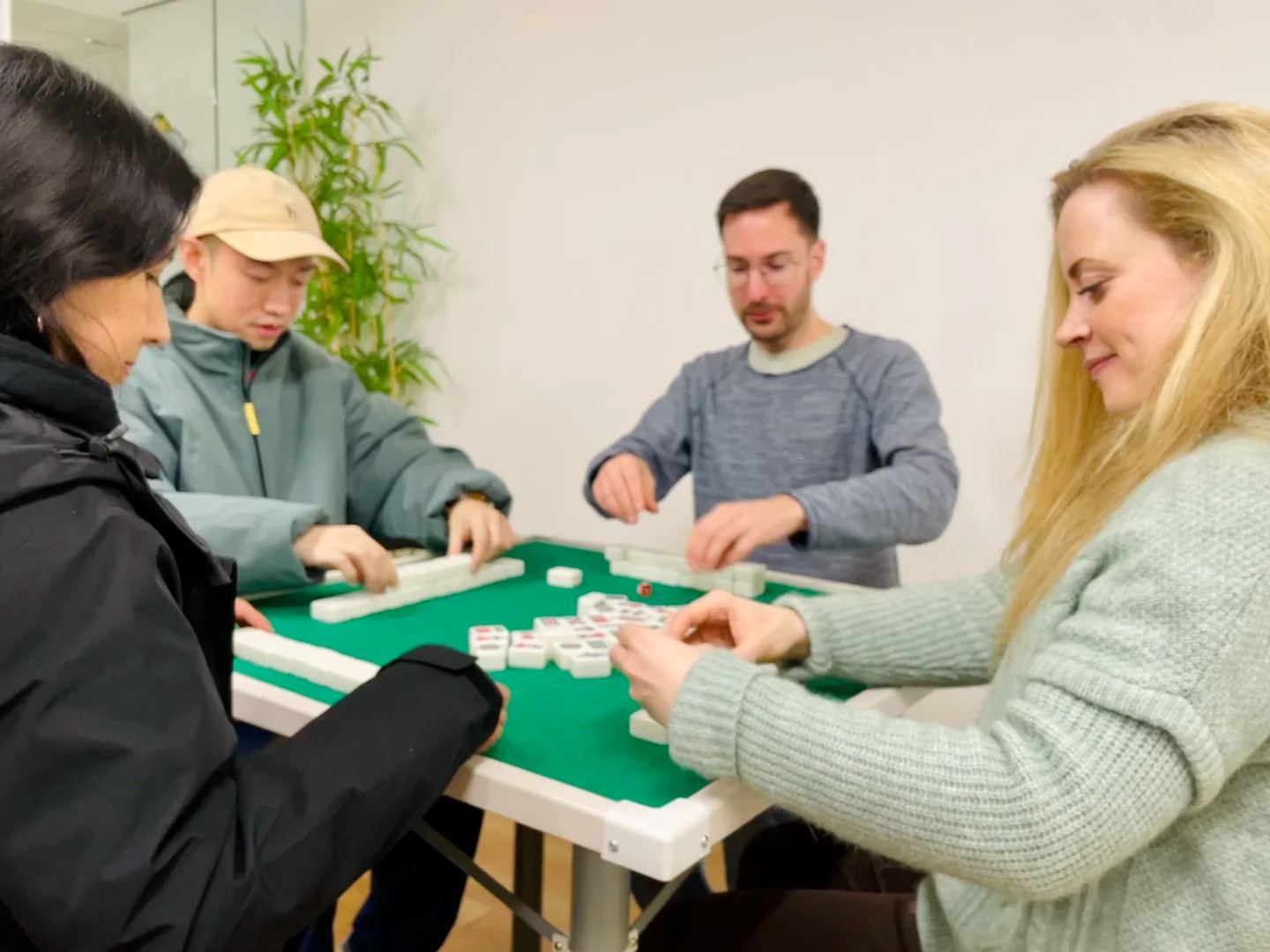 Esperienza Mahjong a Chengdu: guide professioniste vi accompagneranno durante le partite, permettendovi di apprezzare il fascino del Mahjong del Sichuan, patrimonio culturale immateriale.