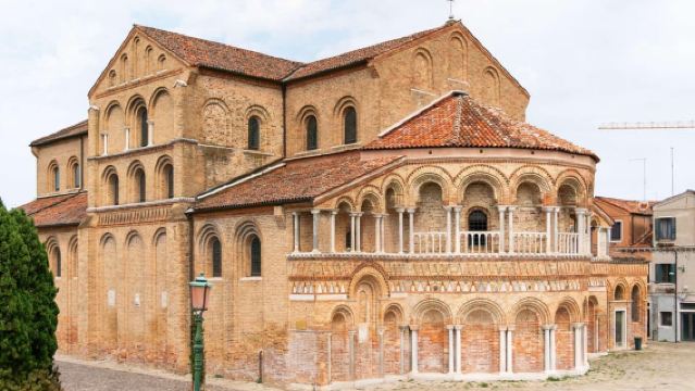 Мурано и Бурано: экскурсия на лодке с гидом и посещение стекольной фабрики