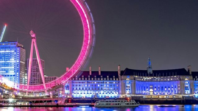 Tootbus London: Вечерняя автобусная экскурсия с возможностью высадки и посадки на разных остановках.