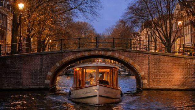 Amsterdam Evening Canal Cruise with Live Guide and Onboard Bar