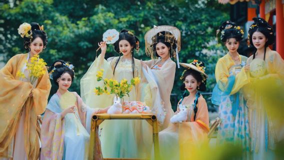 Chongqingin Bayu Ming Palace -pito: Ming-dynastian Hanfu-tyyli, Bayu-livenäytös ja Sichuan-annokset