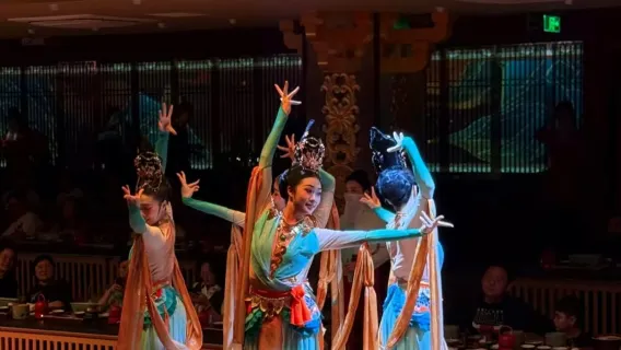 Shanghai storslået hofmiddag · immersiv oplevelse (autentisk scene i gammel stil + musik- og danseforestilling + kejserlige delikatesser + valgfri gammeldags tøj, makeup og fotografering)