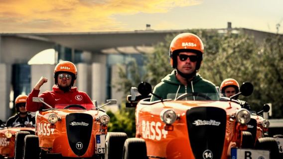 Berlin : Visite touristique autonome de la ville en Mini Hotrod