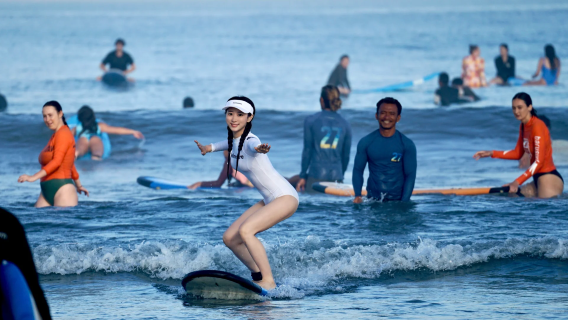 Bali 5 yıldızlı sörf Kuta/Çince/İngilizce/Eğitmenli sörf, rafting ve yamaç paraşütü günübirlik turu