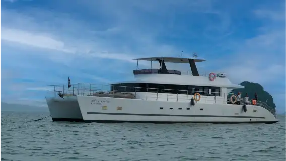 布吉：乘搭豪華遊艇遊覽占士邦島及攀牙灣