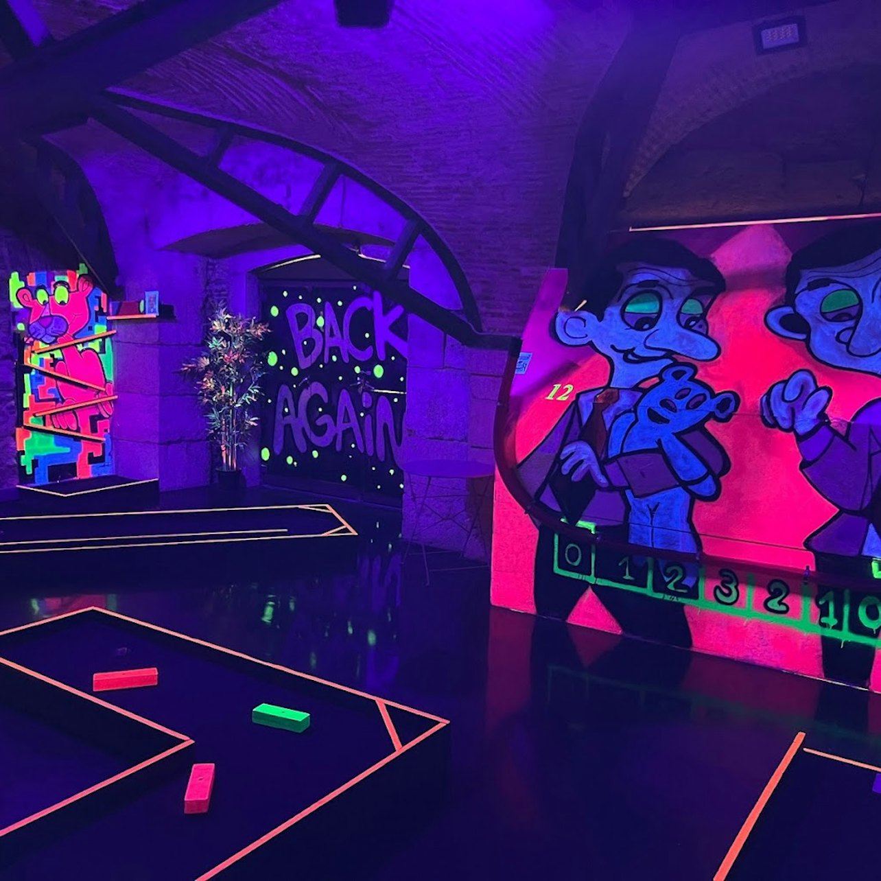 Minigolf Lisbon: 18 hole Minigolf Course + Bar Area Access