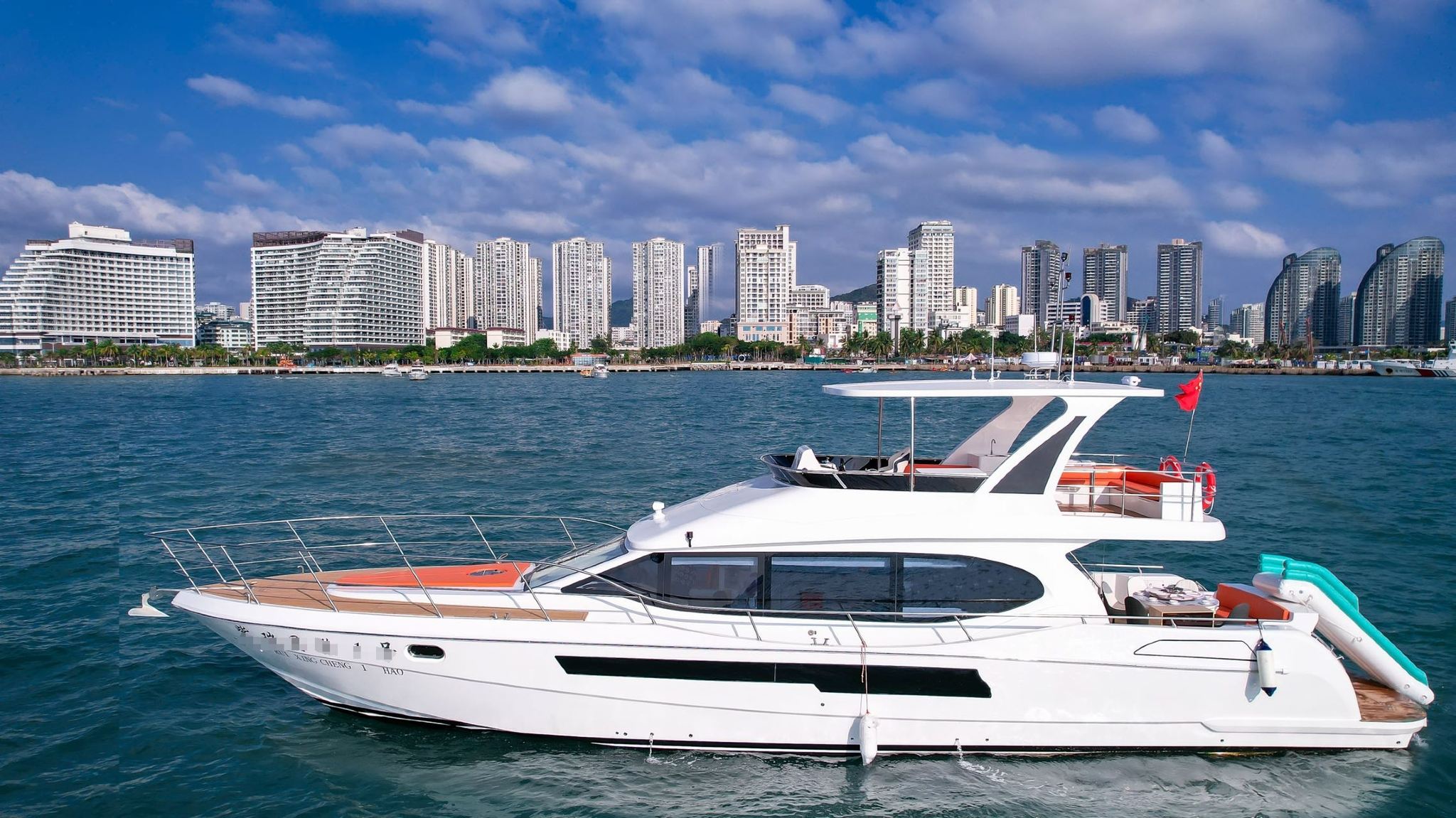 海南三亜豪華ヨット・80フィート新造豪華戦斧ヨットチャーター3時間【フルーツ盛り合わせ、ドリンク、操縦体験、釣り、水泳、シュノーケリング】