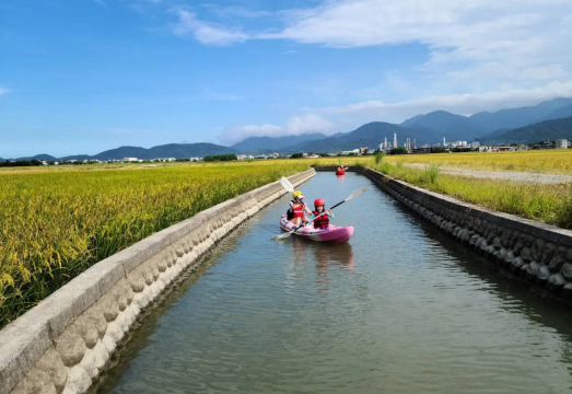 1-hour kayaking at Dongshan River Water Park [Yilan | Golden River Rice Paddies Canoeing Experience]