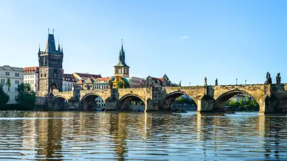 โบสถ์แม่พระก่อนจัตุรัสเมืองเก่าในปราก + สะพานชาลส์ + Parroquia de San Nicolás de Bari y San Pedro Mártir + มหาวิหารนักบุญวิตัส